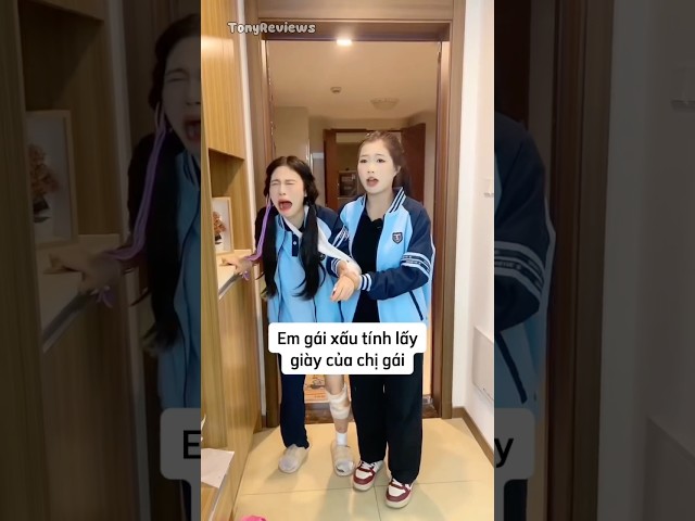 Em gái xấu tính lấy giày của chị gái #shorts