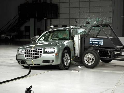 Film Crash Test Chrysler 300 2004 - 2010