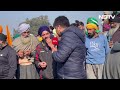 Farmer Protest: किसानों-केंद्र की बैठक से पहले Shambhu Border पर आज नहीं छोड़ी गई आंसू गैस - 03:42 min - News - Video