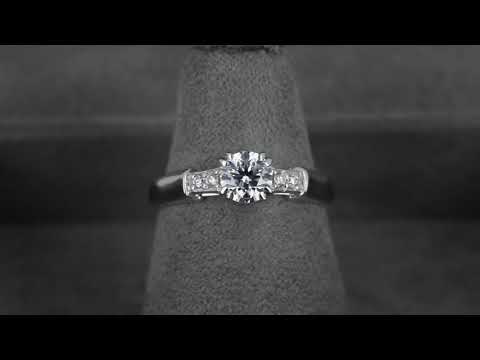 Элегантное помолвочное кольцо из белого золота