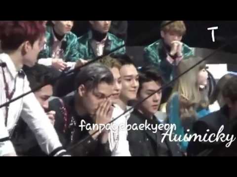 Baekhyun turns to see taeyeon in Mama2016