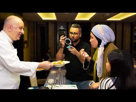 Ένας Έλληνας μαθαίνει τους Σαουδάραβες να τρώνε ταραμοσαλάτα, παστιτσάδα και σαγανάκι