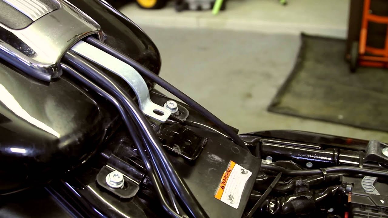 Exposing the Wiring and the Battery on a 2011 Harley ... 2007 street bob wiring diagram 
