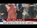 Srinagar के School में अबाया का विवाद खत्म, Principal ने माफी मांगी | Des Ki Baat - 02:39 min - News - Video
