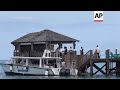 Bahamas: Muere una turista estadounidense por el ataque de un tiburón  - 01:10 min - News - Video