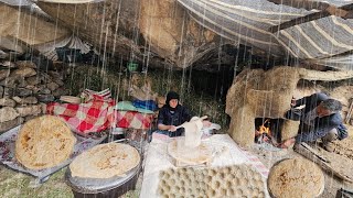 Torrential rain and storm in a mountain cave⛈️ Trying to survive😱 Baking traditional local bread