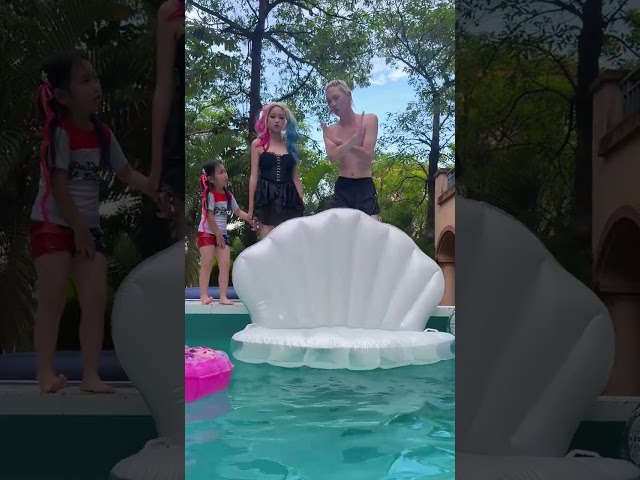 Choose the appropriate swimming equipment#clown #couple #shorts #funny
