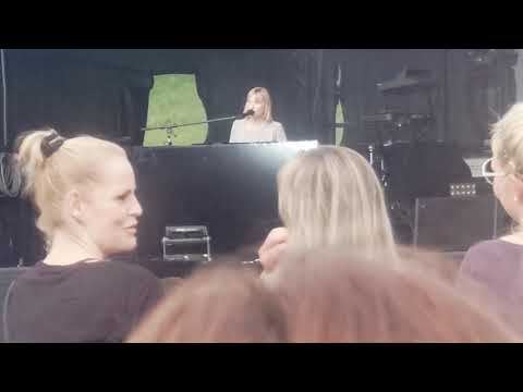 LEA - Fluss Live Premiere (Acoustic) mit Erklärung und 2 weiteren Songs