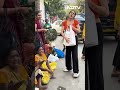 Sara Ali Khan ने जुहू में बांटे खाने के पैकेट, Paparazzi को तस्वीरें खींचने से करा मना