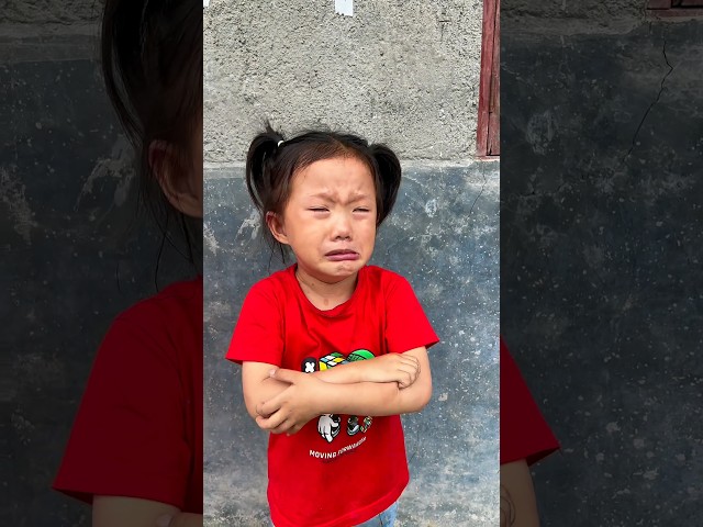 Cô bé tội nghiệp bị đại ca làm nổ cái bong bóng