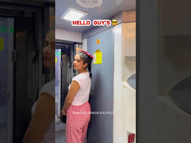 Wa abse mei bhi Vlogger 🤭😂 #shorts #comedy #varshasinghrajput #funnyvideos