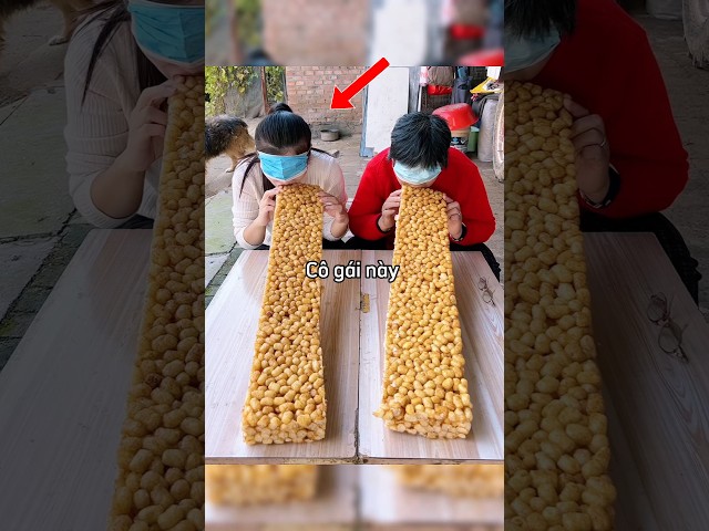 Cô gái chỉ biết há hốc mồm khi thi ăn với mẹ mình 😂
