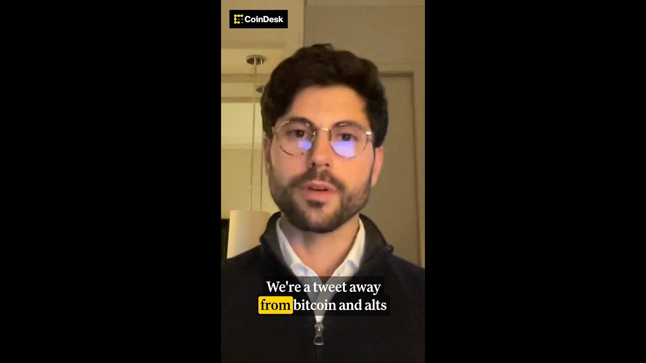 ๐ โWeโre a tweet away from bitcoin and alts dumping 10โ15%.โ