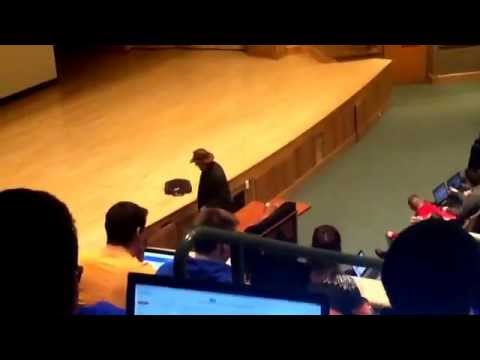 Студент зафркава професор на факултет, кој носи шешир кога доаѓа на предавање