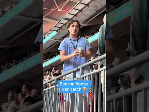 Benson Boone catching friendship bracelets after performing at Taylor Swift’s Eras Tour concert ❤️