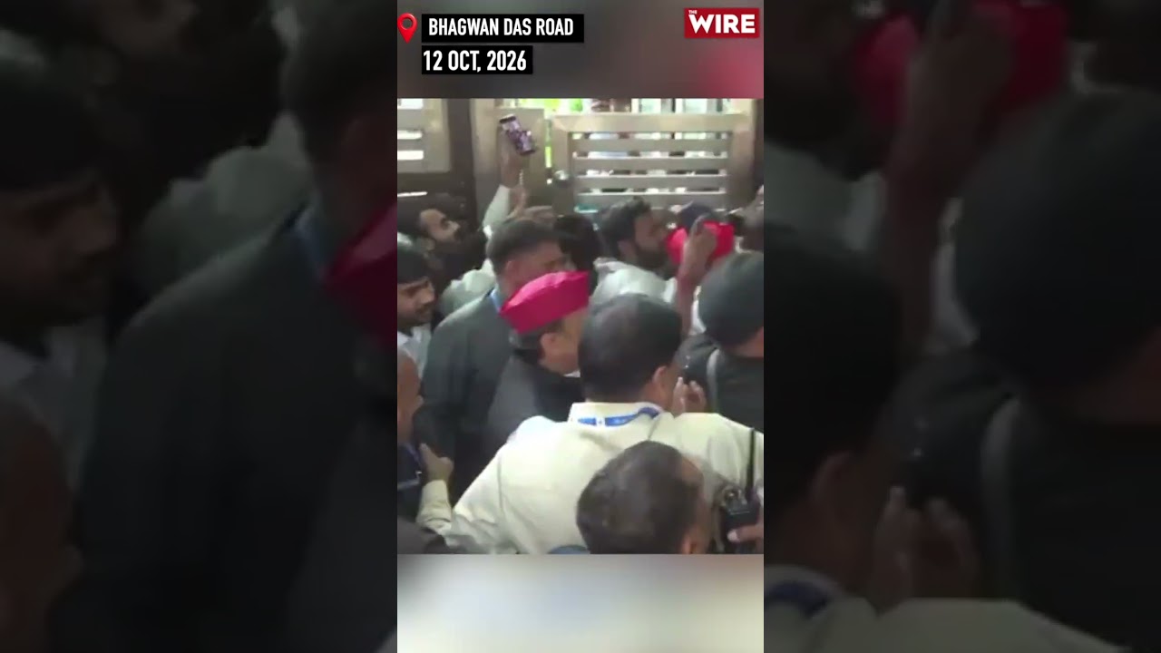 Samajwadi Party president Akhilesh Yadav joins protests in Delhi