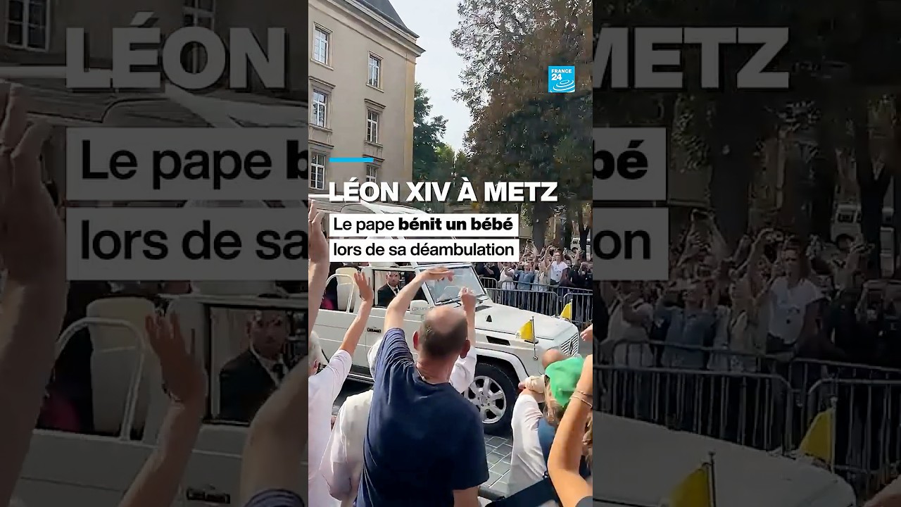 Léon XIV à Metz : le pape bénit un bébé lors de sa déambulation • FRANCE 24