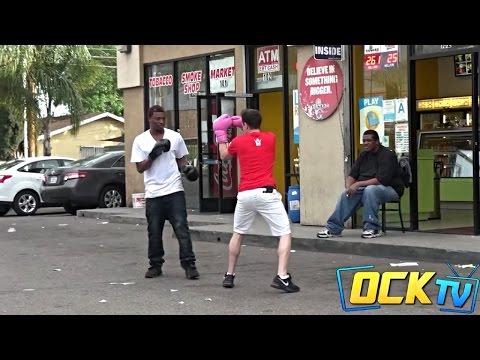 Провоцирање црнци со боксерски ракавици во Комптон, најкриминалниот град во Америка