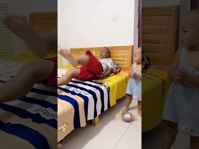 给爸爸来个冰块凉快一下#呆萌小米宝#萌娃#熊孩子