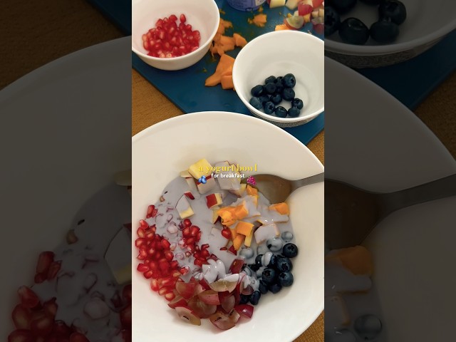 *a colorful breakky* 🫐🍇🍒 #shortsdaily #breakfastrecipe #yogurtbowl #whatieatinaday