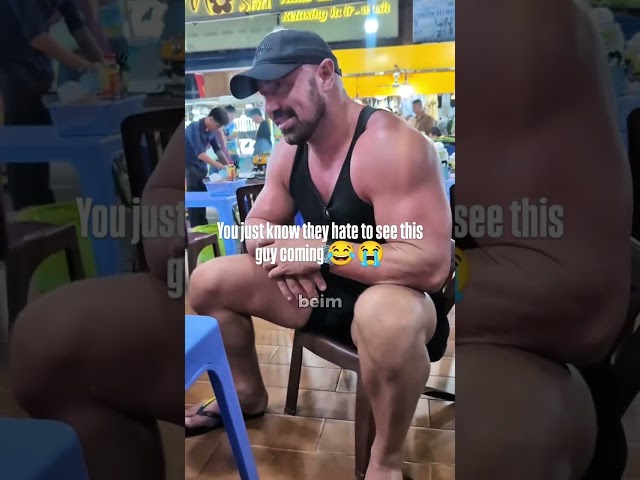 Stuhl kann Bodybuilder nicht halten😱