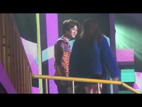 121231 MBC 가요대제전 샤이니 태민과 fx 크리스탈