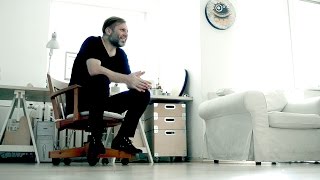 W przerwach między malowaniem obrazów staje się pasiastym urwisem ze Świerszczykowego komiksu. Kotek