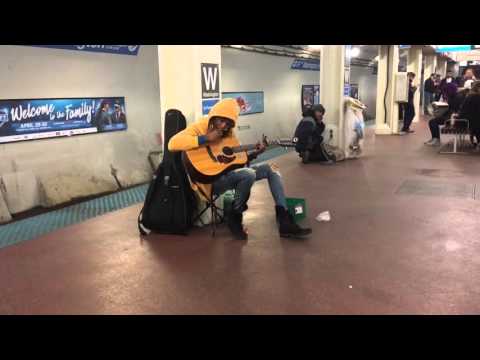 Subway performer stuns crowd with Fleetwood Mac's