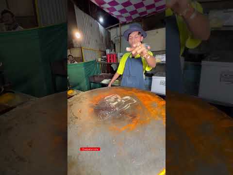 Dance कर कर के बेचते है डोसा #ytshorts #foodshorts #food #streetfood #shortvideo #suratfood #viral