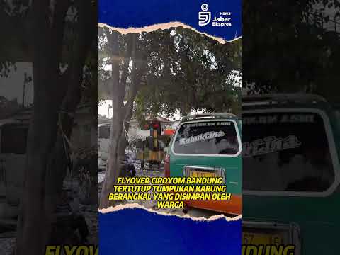 Flyover Ciroyom tertutup tumpukan karung berangkal yang disimpan oleh warga