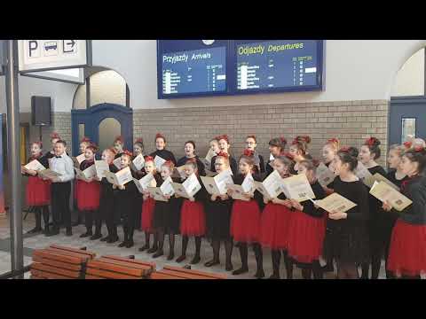 Kadr z filmu Uroczyste otwarcie chojnowskiego dworca - chór Allegro