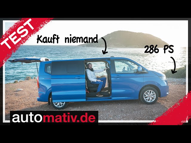 In vier (4!) Leistungsstufen wird es bald den VW e-Caravelle der siebten Transporter-Generation (T7) geben. Das sind mindestens zwei Leistungsstufen zu viel. "Wofür so viel Varianten?", fragt man sich. Und dann ist da auch noch eine Version mit 210 kW Leistung - das sind umgerechnet 286 PS! (über den Preis jenseits der 65.000 Euro wollen wir erst gar nicht sprechen)
Und als ob das noch nicht genug wäre, verbaut Volkswagen Nutzfahrzeuge auf Wunsch (die Testfahrzeuge waren damit ausgestattet) eine "sanfte Beschleunigungsfunktion" ein, die nicht deaktivierbar ist, die aber positiv auf den Verbrauch wirken soll und beispielsweise für Soziale Dienste sinnvoll sein kann. Von den 286 PS spürt man damit aber überhaupt nichts. Nun: Ergänzend dazu gibt es eine realistische Reichweite von knapp über 220 Kilometern obendrauf. Da stellt man sich dann schon mal die Frage: Wer soll das kaufen? Wir schauen uns dennoch die neue VW e-Caravelle in der T7-Version von Volkswagen Nutzfahrzeuge an.


Weitere Informationen, wie Ausstattung, Preise, weitere Bilder und Details finden Sie wie gewohnt bei uns im Online-Magazin in der Rubrik "Test" auf AUTOmativ.de/test
Alle weiteren Auto-News gibt es auf AUTOmativ.de/news
__
AUTOmativ.de wurde 2009 in Frankfurt (a. M.) als Online-Magazin für Automobile und Wohn-/Expeditionsmobile gegründet. Heute sitzt die Redaktion in Leonberg und Braunschweig und veröffentlicht hauptsächlich Fahrzeugtests und -reviews von Neufahrzeugen. Da momentan aber die Displays immer größer werden, der Charakter der Autos aber verschwindet, widmet sich vor allem Benjamin Brodbeck zunehmend auch klassischen Fahrzeugen.
__
AUTOmativ.de ist unabhängig und frei. Die vorgestellten Fahrzeuge sind meistens Pressetestwagen, die direkt durch den Hersteller gestellt werden. Reisekosten werden in der Regel durch den Hersteller übernommen - Kraftstoffkosten zahlt die Redaktion in der Regel selbst.
Wir finanzieren uns über Werbeeinnahmen auf unserer Hauptseite sowie hier über die Werbemöglichkeiten von Youtube.
Weitere Informationen zu uns, wie wir uns finanzieren und Hintergründe sowie Transparenz zu unserer Arbeitsweise finden Sie auf AUTOmativ.de/impressum