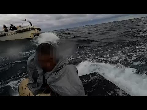 شاهد: خفر السواحل الياباني ينقذون رجلاً بعد يوم من انقلاب قاربه