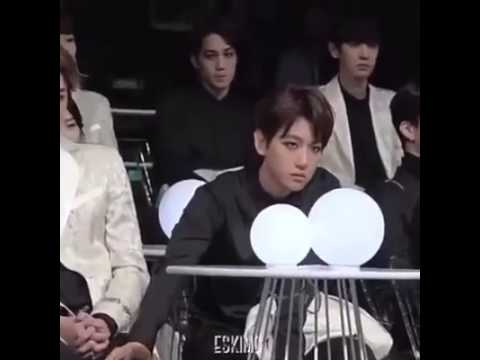 세훈이 잠깨우는 백현이 라는데,,눈빛이,,ㅜ악,,