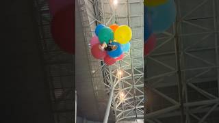 風船で空を飛ぶ男🎈 Man flying with balloons