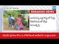 Women Protest On Water Tank Against Indiramma house allocation | Peddapalli District | @SakshiTV