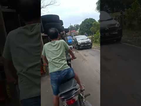 Sebuah truk terguling di Jalan Raya Cijambe-Subang pada Selasa siang (25/6) #shortvideo #subanginfo