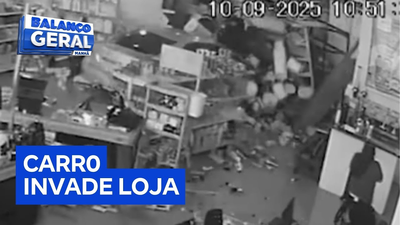 Carro desgovernado invade loja no centro de SP e atinge funcionária e cliente