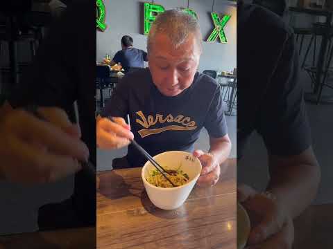 炸醤麺食べに来ました、器変えた方が食べ易いと思うのは僕だけでしょうか？　#炸醤麺　#noodles #johorlife