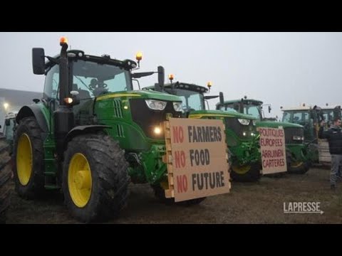 Protesta degli agricoltori anche in Spagna, in Catalogna bloccate le strade principali