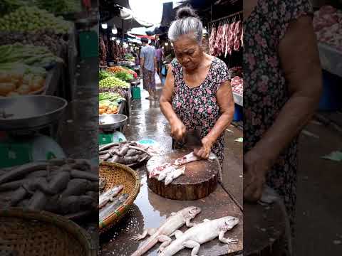 a busy day in a wet market in the Philippines and selling a lizard #lizard #wetmarket #exoticfoods
