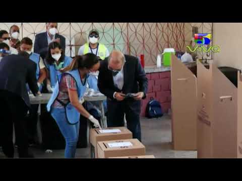 Danilo Medina llega a su colegio electoral para ejercer su derecho al voto - RD Decide 2020