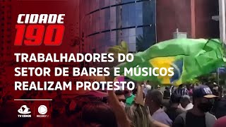 Trabalhadores do setor de bares e músicos realizam protesto contra o decreto