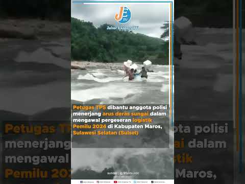 SHORT Perjuangan Petugas TPS dan Polisi Pikul Kotak Suara Terjang Arus Sungai yang Deras #short