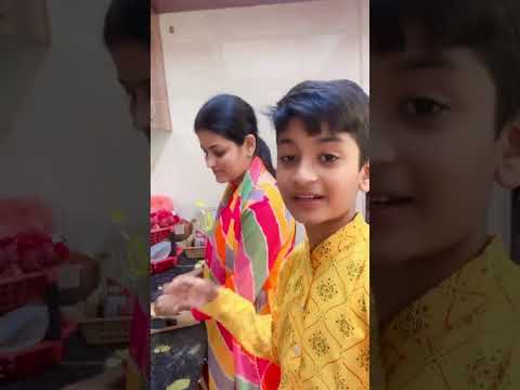 Mumma abhi khana bana rahi hai #shorts