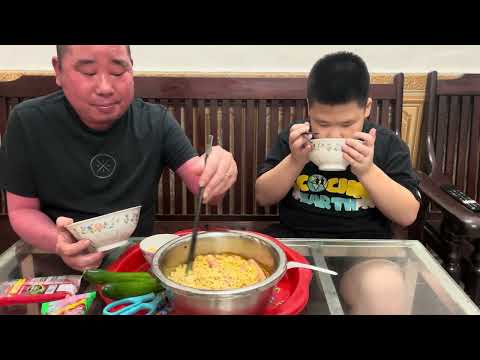 Thử thách ăn các loại mỳ với xúc xích 