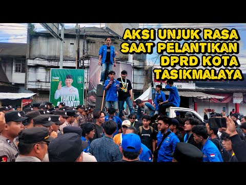 Aksi unjuk rasa saat pelantikan DPRD Kota Tasikmalaya