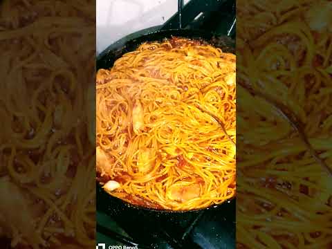un simple plat spaghetti aux cuisses de poulet (genre de paella)