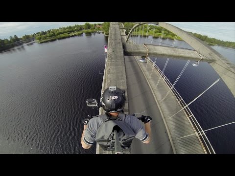 Како лудак поминува мост со мотор?