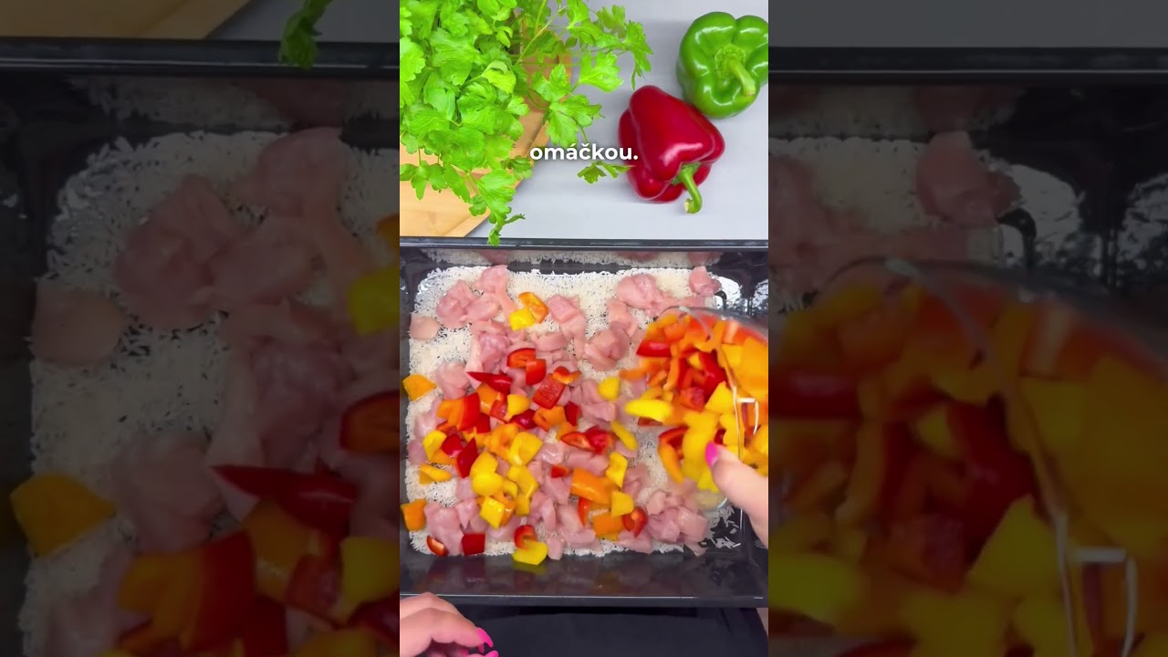 Kuře na paprice s rýží a barevnou zeleninou upečete v jednom pekáči rovnou pro celou rodinu #recept